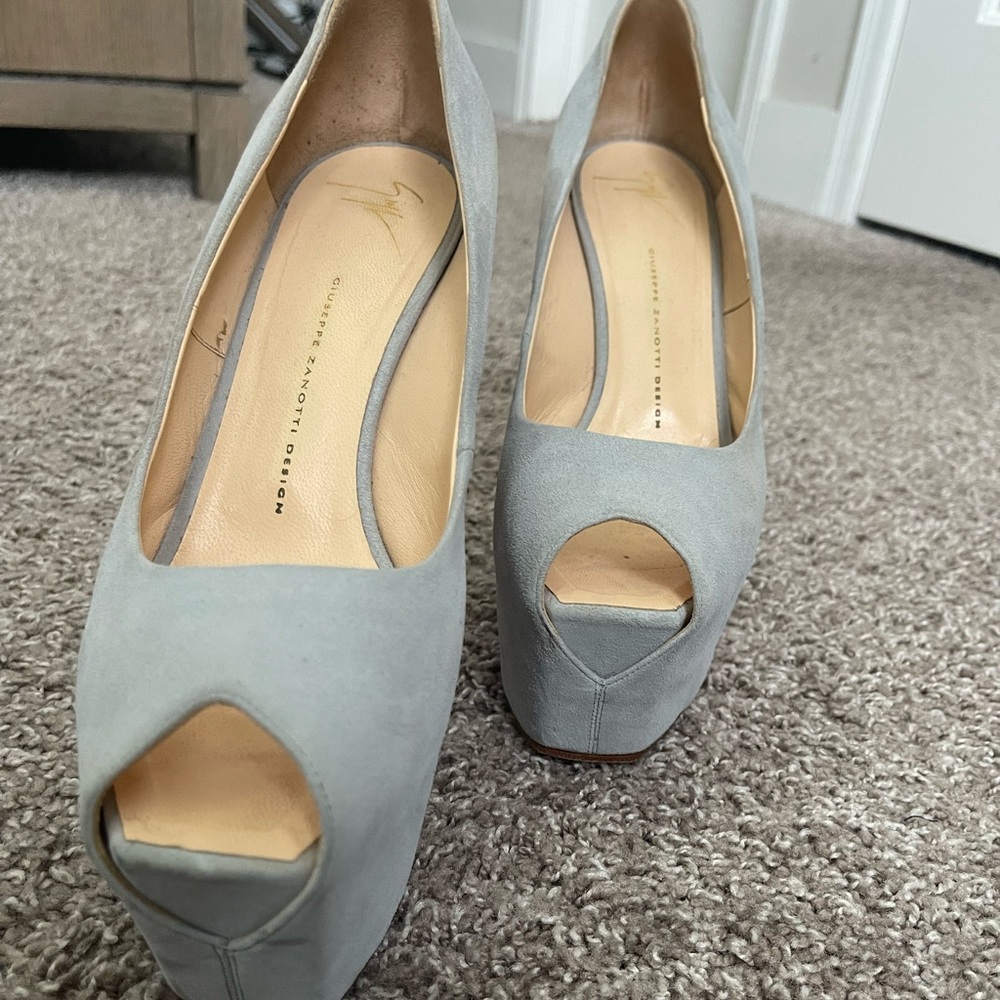 Giuseppe Zannoti powder blue heel